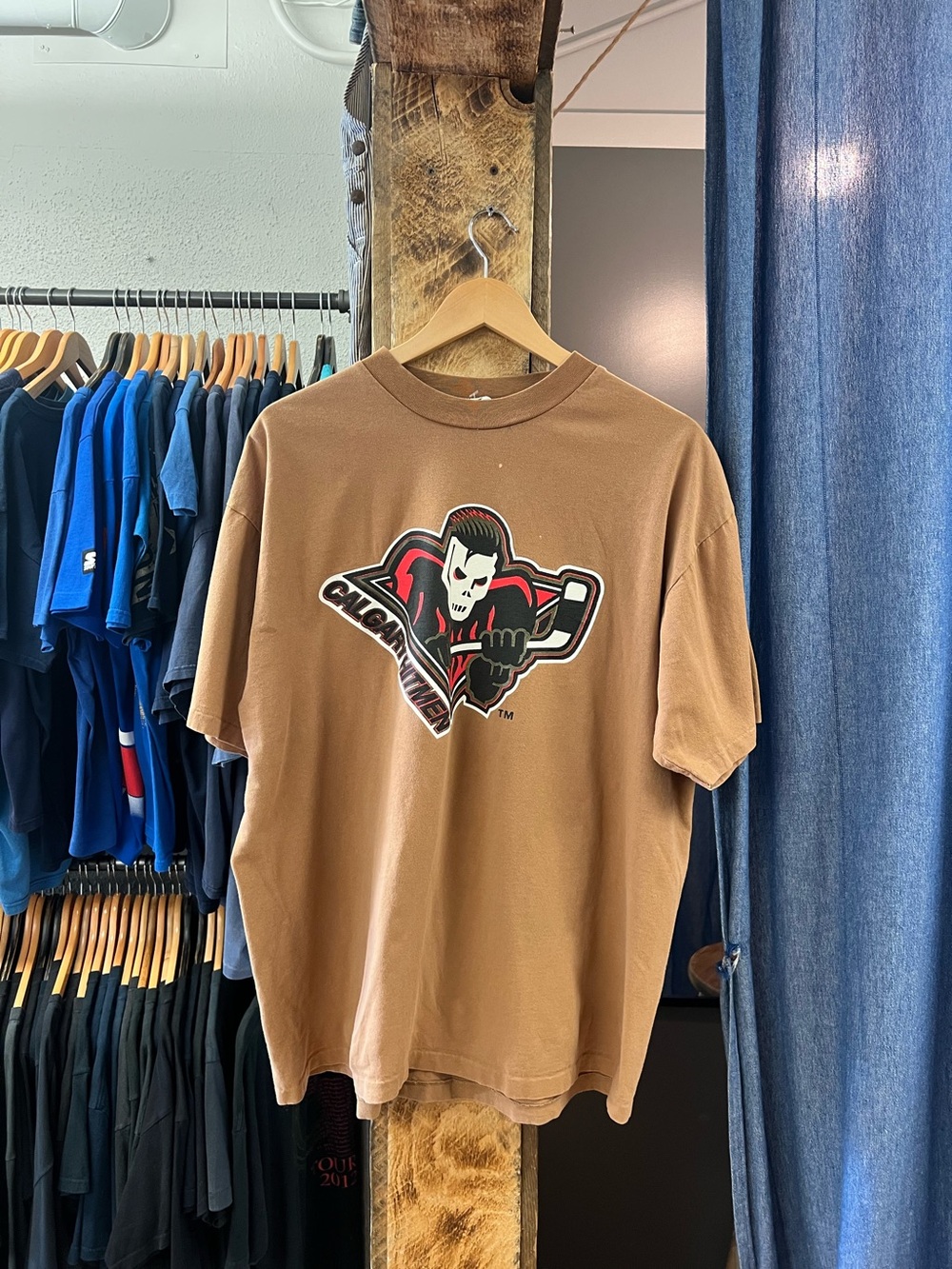Vintage Calgary Hitmen Hockey Brown Graphic T-shirt